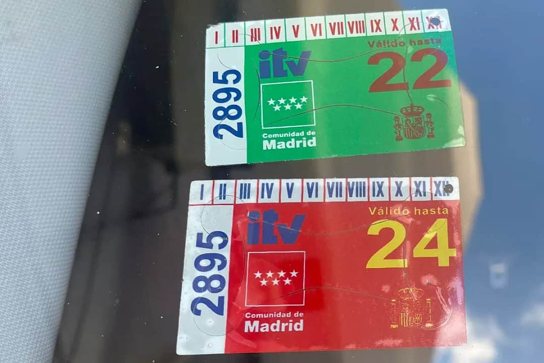 Es obligatorio llevar pegatina ITV: Consecuencias de no tenerla Es obligatorio llevar pegatina ITV: Consecuencias de no tenerla